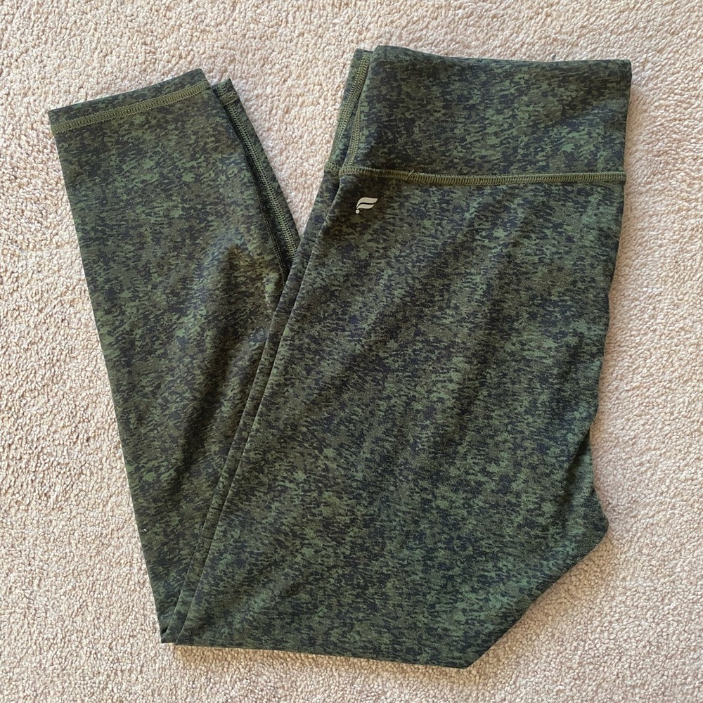 Fabletics Capri legging green camo medium